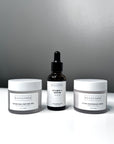 The Moisture Lux Face Set includes three products designed to deeply hydrate, brighten, and protect your skin:
Vitamin C Serum
This vitamin-packed serum helps to enhance radiance and tackle signs of aging, such as fine lines and uneven tone. The Vitamin C provides antioxidant benefits, boosting skin’s brightness and giving a youthful glow.
Hydrating Gel with Peptides
An oil-free, lightweight gel that locks in hydration and provides a barrier against environmental stressors. Enriched with peptides, it